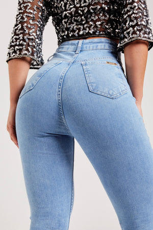 Calça Jeans Modeladora Revolucionária Flare Clara Cós Super Alto