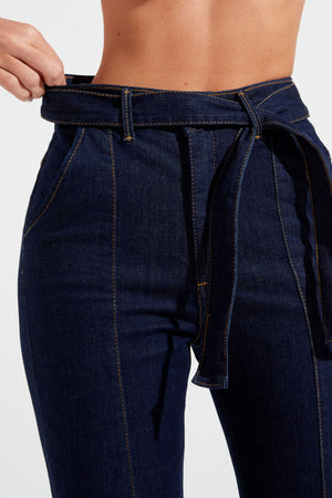 Calça Jeans Modeladora Reta com Cinto Cós Super Alto